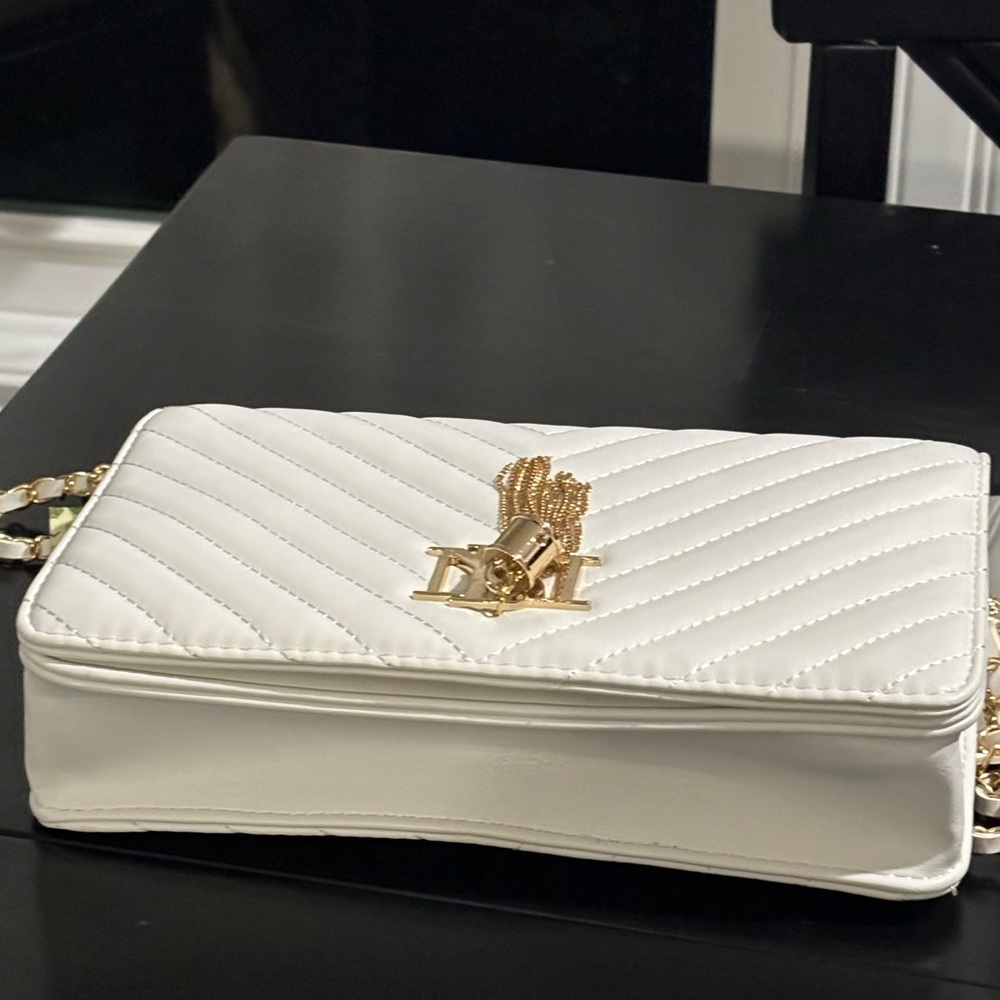 NWT Badgley Mischka White Quilted Crossbody Bag Gold Chain Tassel Logo Clutch - Picture 7 of 13